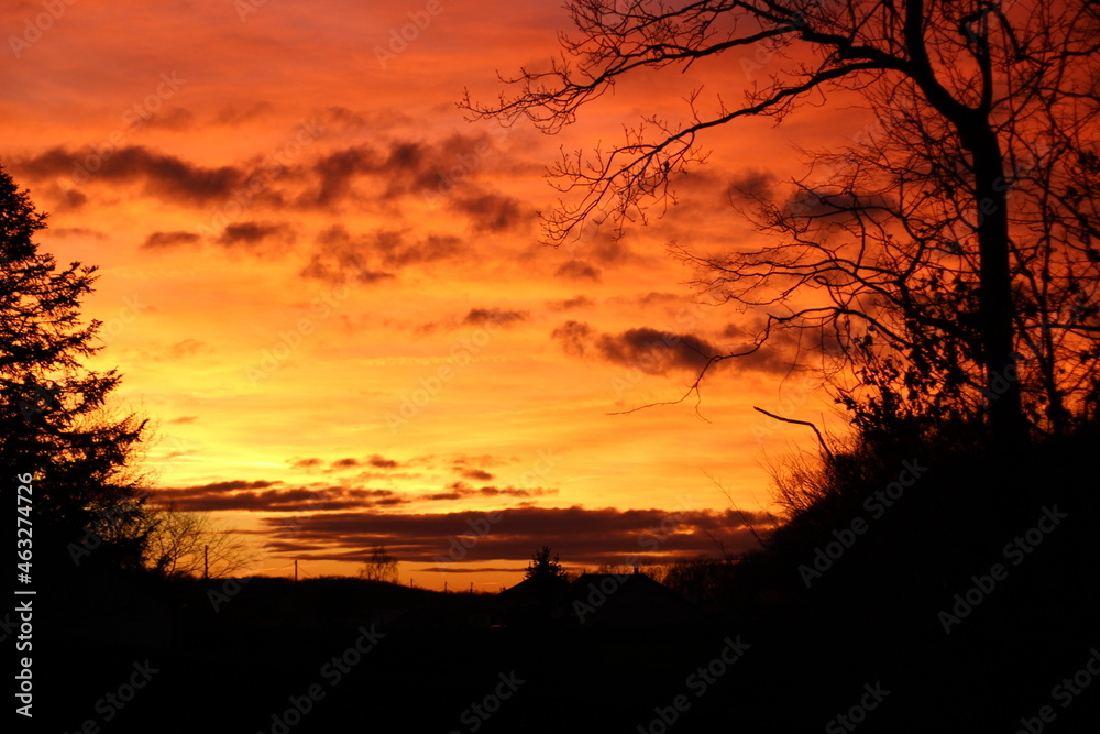 Mer de nuages dans ciel orangé