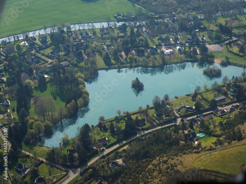 vue aérienne d'un lac à Gadancourt dans l'Eure en France photo