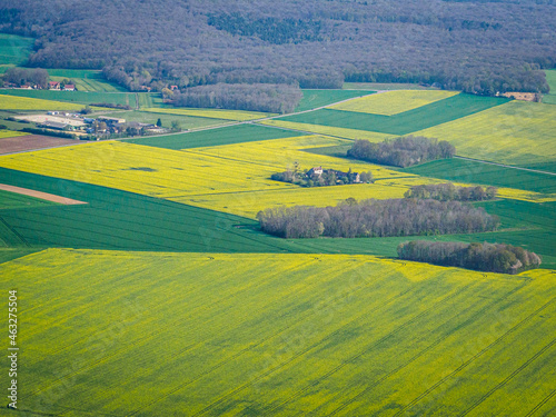 vue aérienne de champs de colza à Neauphlette dans les Yvelines en France