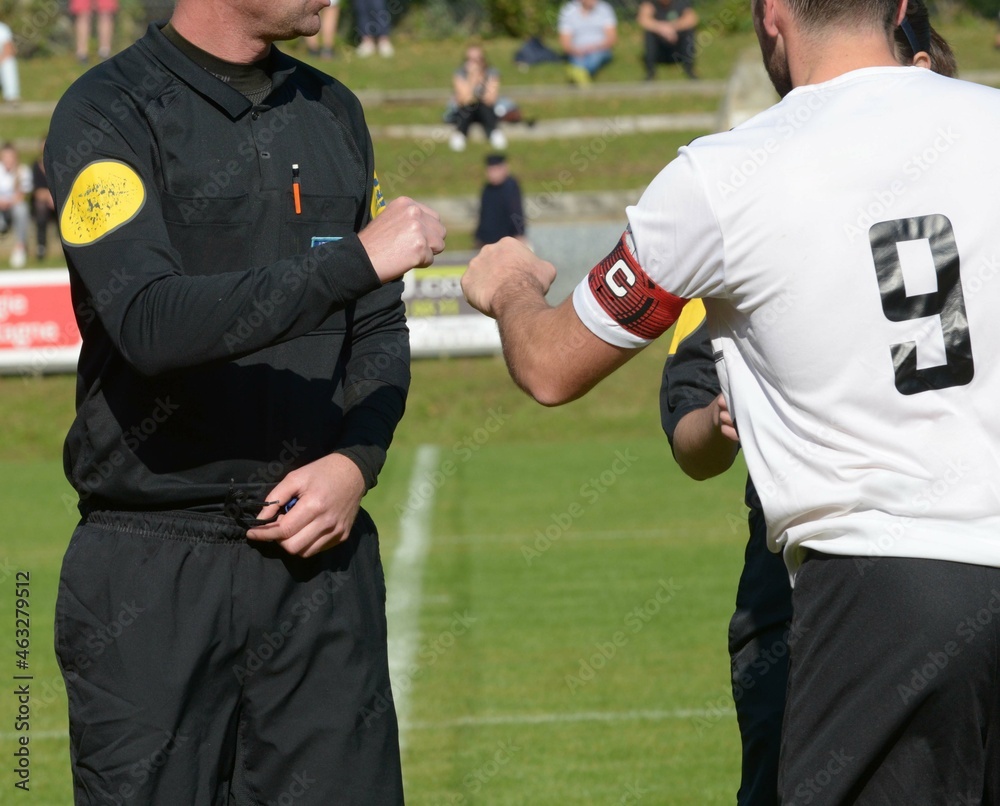 le check ou fist bump entre l'arbitre et le joueur au football le check ou fist bump entre l'arbitre et le joueur au football