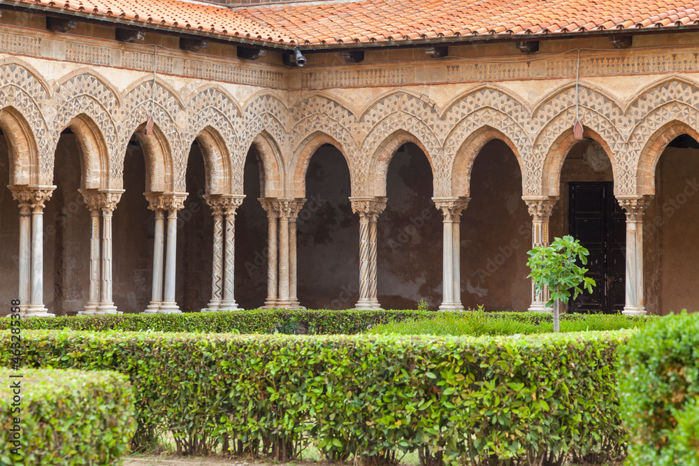 Fototapeta premium Kreuzgang der Kathedrale Santa Maria Nuova, Monreale, Sizilien