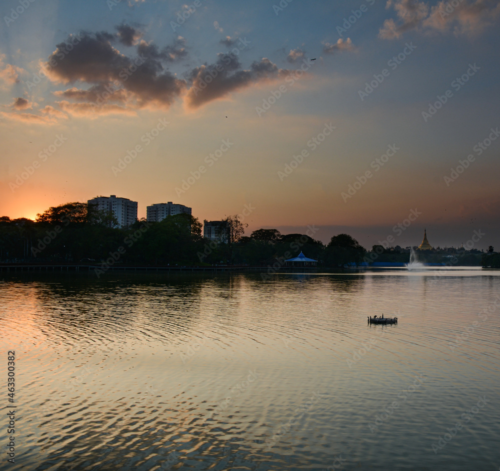Naklejka premium Karaweik Lake