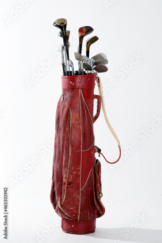 kije do gry w golfa na jasnym tle w czerwonej torbie