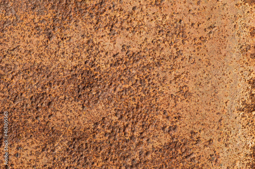 Fotografi The old metal surface is corroded by rust under the influence of time and the environment