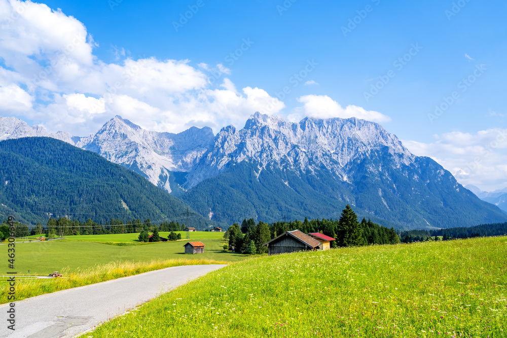Obraz premium Buckelwiesen zwischen Wallgau, Krün und Mittenwald mit Blick auf das Karwendelgebirge, Bayern, Deutschland 