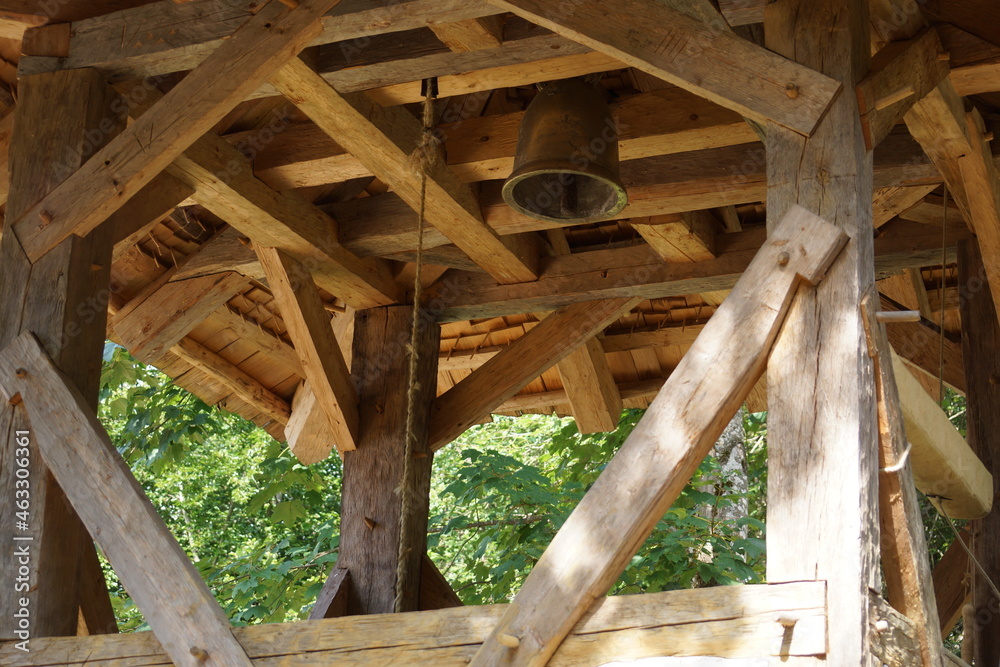 Gebälk der Dachkonstruktion eines karolingischen Glockenturmes. Rekonstruktion mit Bronzeglocke. 