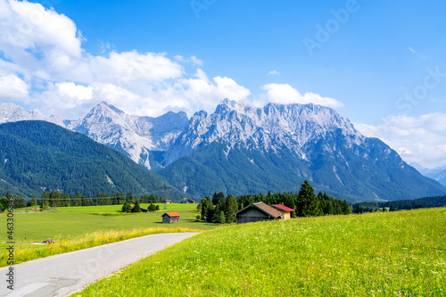 Buckelwiesen zwischen Wallgau  Kr  n und Mittenwald mit Blick auf das Karwendelgebirge  Bayern  Deutschland 