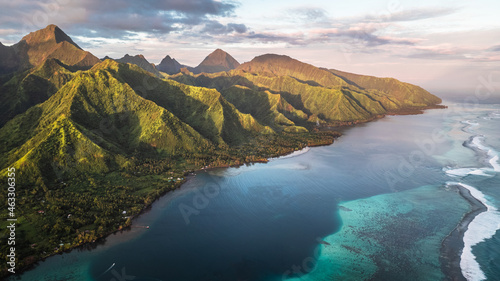 Fotografiet Paradise island sunset with mountains and coral reefs