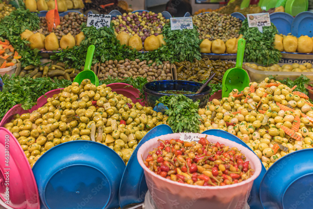Oliven am Markt in den Souks von Fes in Marokko