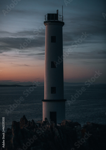 Faro blanco en el Cabo Home durante la hora azul.