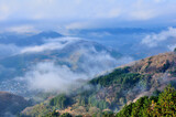丹沢の大野山からの展望　雲湧く山稜
