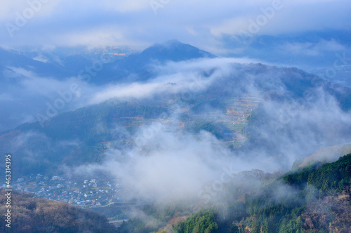 丹沢の大野山からの展望 雲湧く山稜