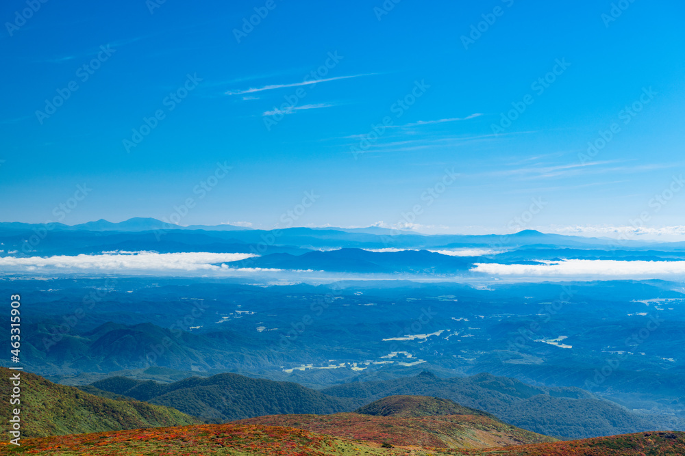 栗駒山全山紅葉神の絨毯と山頂からの雲海の遠景