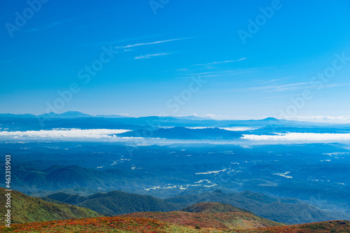 栗駒山全山紅葉神の絨毯と山頂からの雲海の遠景