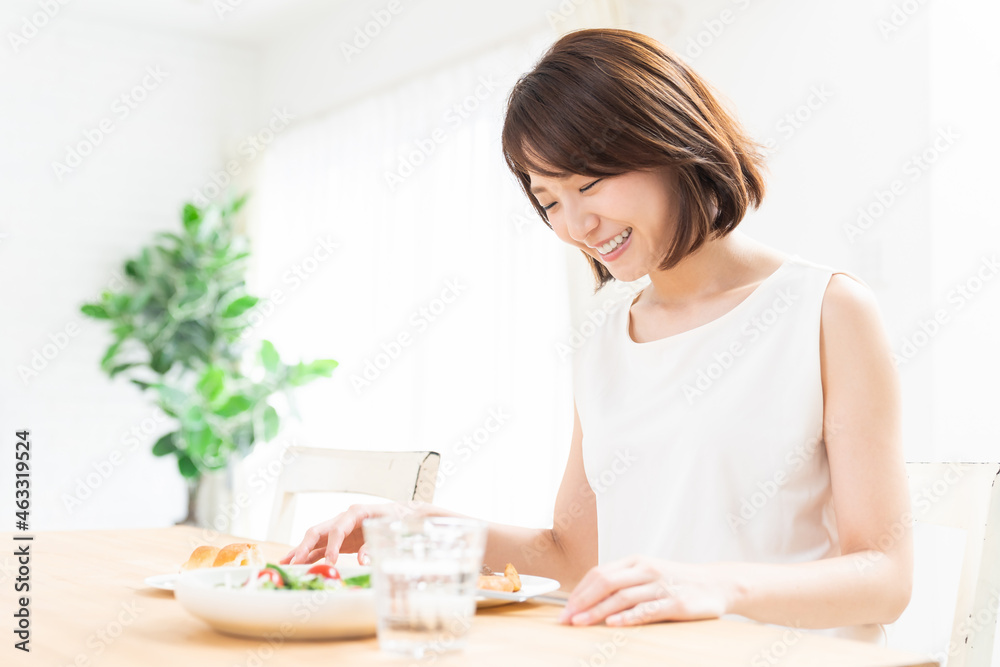 食事をする女性 食事をする女性