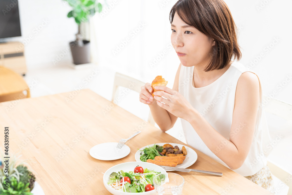 食事をする女性 食事をする女性