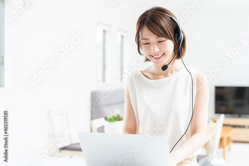 若い女性　パソコン　通信学習