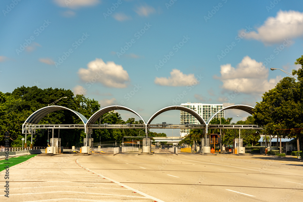 Obraz premium Toll road into Key Biscayne