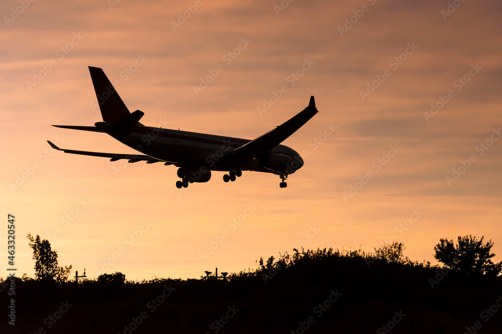 夕焼けと飛行機のシルエット 夕焼けと飛行機のシルエット