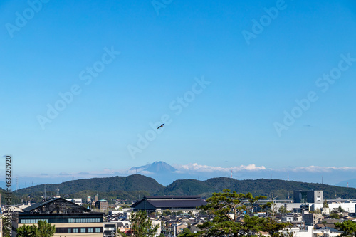 松江市の街並みから見える鳥取の大山と天空を舞うトンビ