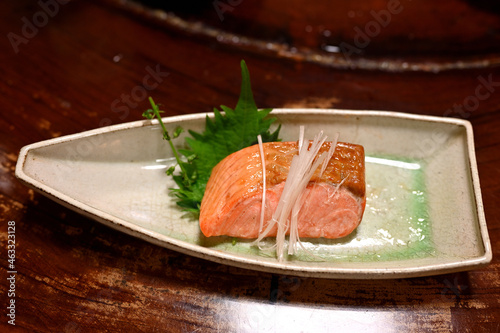 寿司屋のサーモン焼き魚
