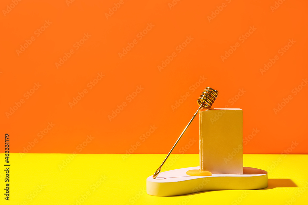 Composition with dipper and honey on color background - obrazy, fototapety, plakaty 