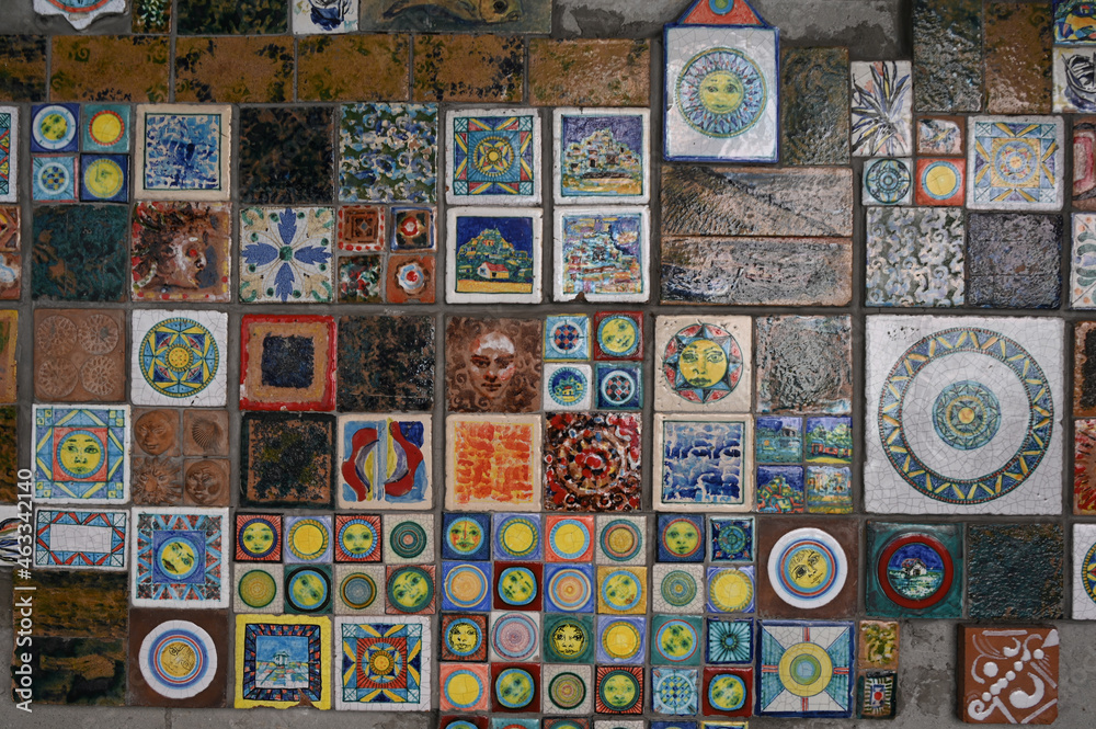 Fototapeta premium Antiche maioliche, ceramiche artistiche nella parete delle Maioliche nella Galleria delle Maioliche a Riomaggiore