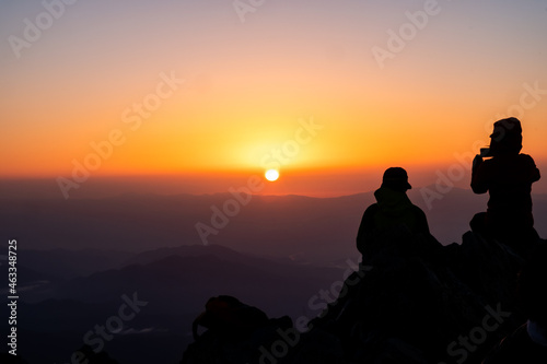 日の出と登山者