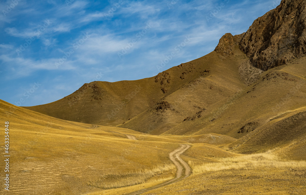 Naklejka premium grassland and mountains under sky in autumn