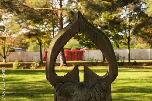 Eine Kerzenstatue an einem Gräberfeld