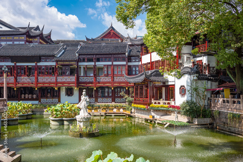 Shanghai, modernity and tradition