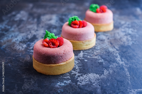 Foto Raspberry tart with sponge cake, fruit sorbet and fresh raspberry