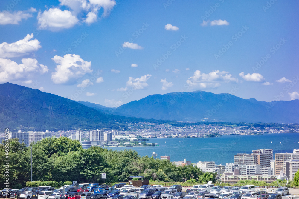 滋賀県の琵琶湖を含む風景