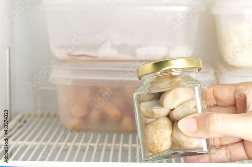 wash and cut mushrooms, blanching in boiling water for 30 seconds, drain, leave them cool and put into bottles, can store in the refrigerator for 1-2 weeks. Kitchen tips