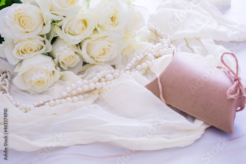 白い薔薇の花束と真珠のネックレス
