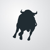 Icono plano silueta de toro de lidia atacando en fondo gris