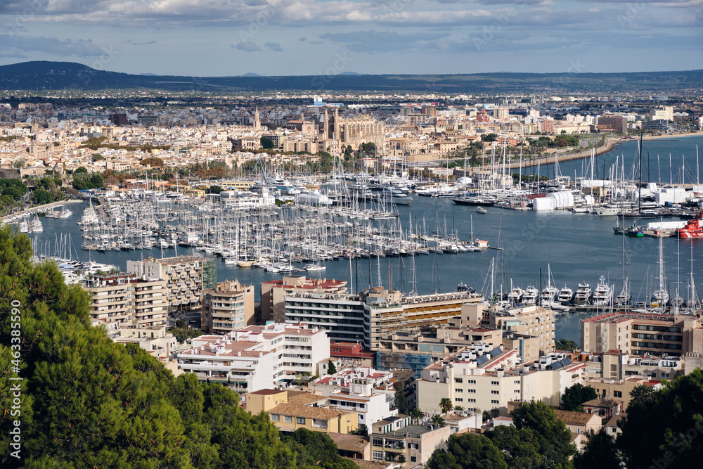Panorámica de la ciudad de Palma de Mallorca y su puerto desde el Castillo de Bellver