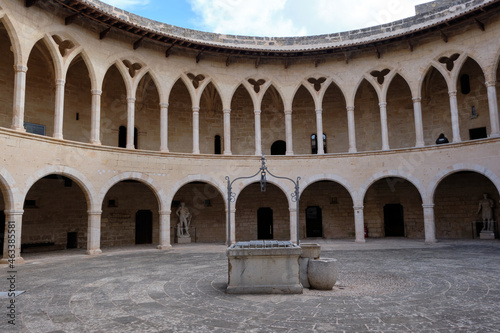 Interior del patio circular del Castillo de Bellver medieval en Palma de Mallorca
