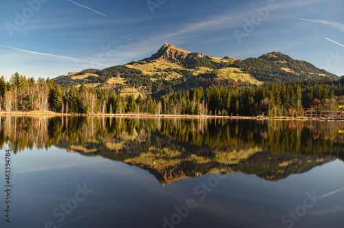 der schwarzsee moorsee bei kitzbühel mit spiegelung kitzbüheler horn im see, reflection of Kitzbuhel horn in schwarzsee tyrol austria