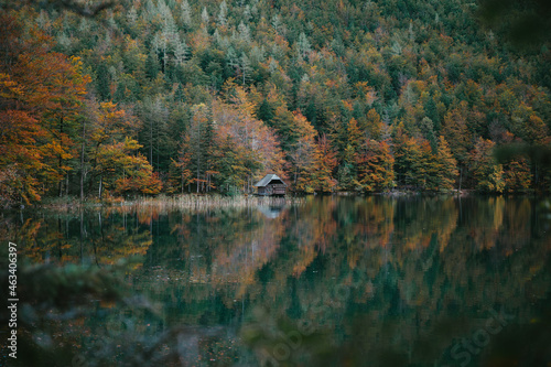 Hütte am hinteren Langbathsee im Herbst