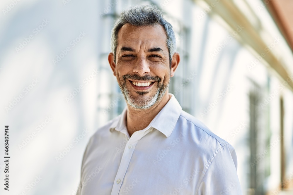 Obraz premium Middle age grey-haired man smiling happy standing at the city.
