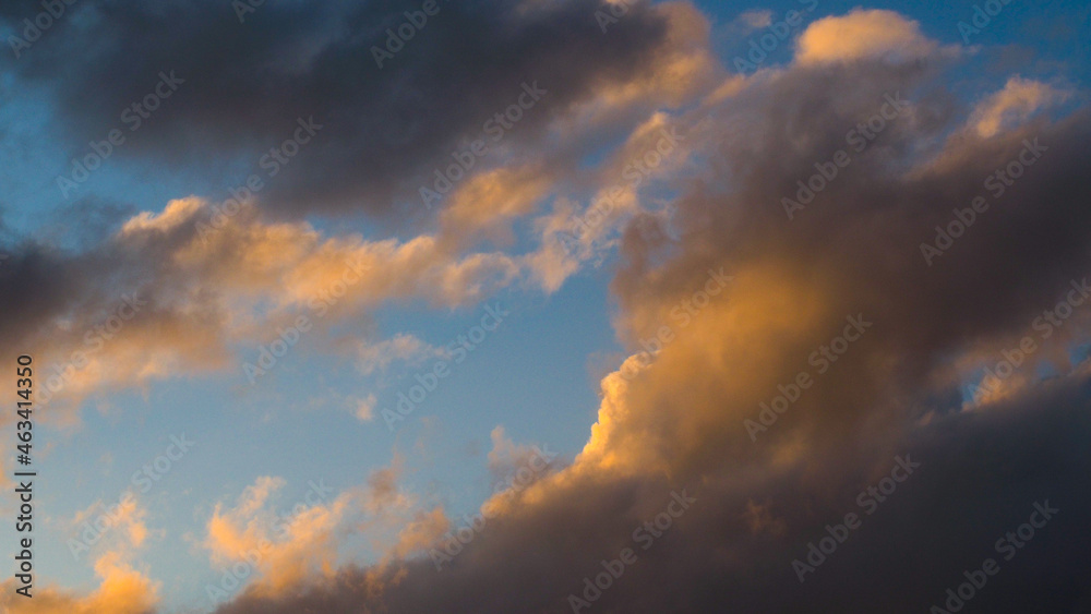 Ciel aux couleurs nacrées, pendant le coucher du soleil.  Les reflets du soleil sous ces petits cumulus confèrent une teinte sublime à ces nuages