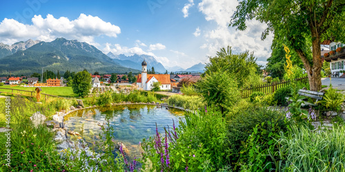 Ausblick über Wallgau und Sankt Jakob Kirche, Karwendelgebirge, Bayern, Deutschland  © Sina Ettmer