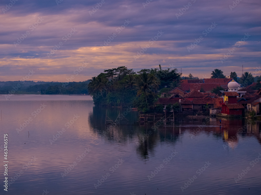 Fototapeta premium Sunrise on Darma lake