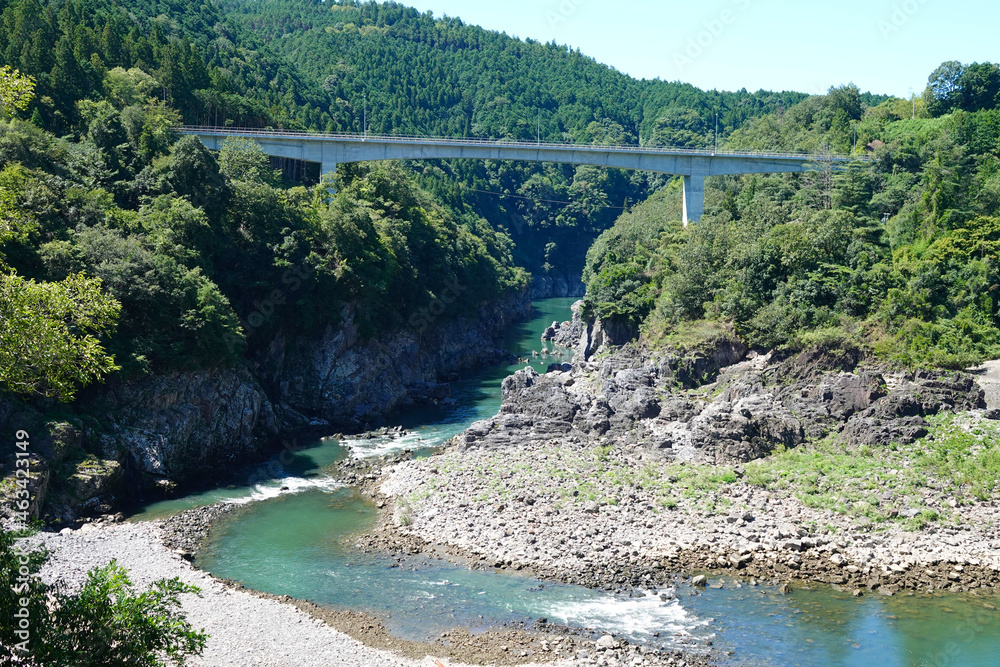 山と山の間を流れる谷川 StockFoto Adobe Stock