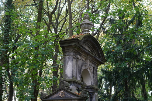 Jüdischer Friedhof Weißensee in Berlin, großer alter Grabbau und Grabstein mit Davidstern photo