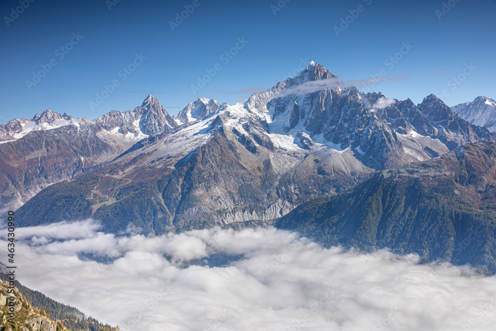 Le sommet de l'Aiguille Verte au Massif du Mont-Blanc