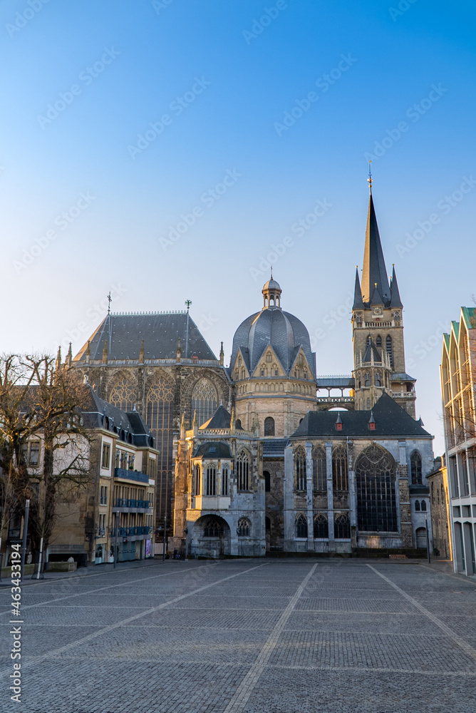 Aachener Dom bei Sonnenaufgang 