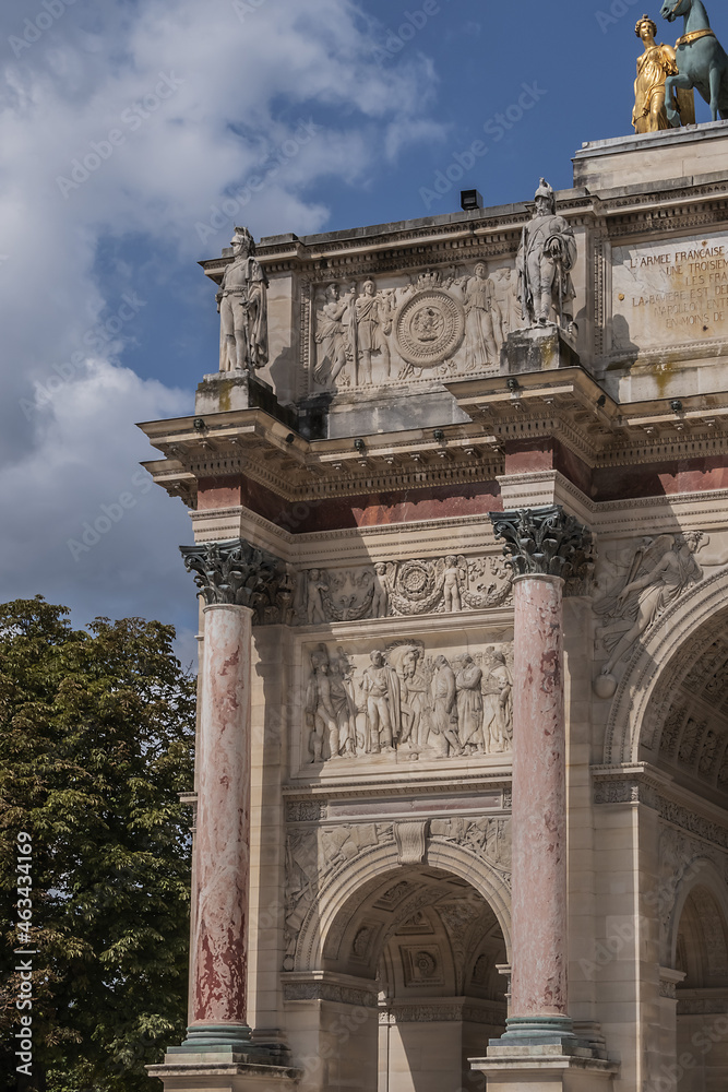 Obraz premium Corinthian style Paris Triumphal Arch (Arc de Triomphe du Carrousel) at Place du Carrousel. The monument built between 1806 - 1808 to commemorate Napoleon's military victories. Paris, France.