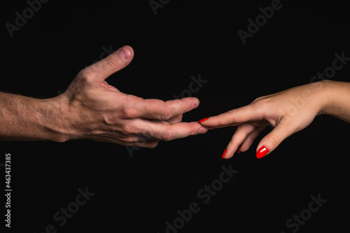 Dłoń mężczyzny łapiąca dłoń kobiety